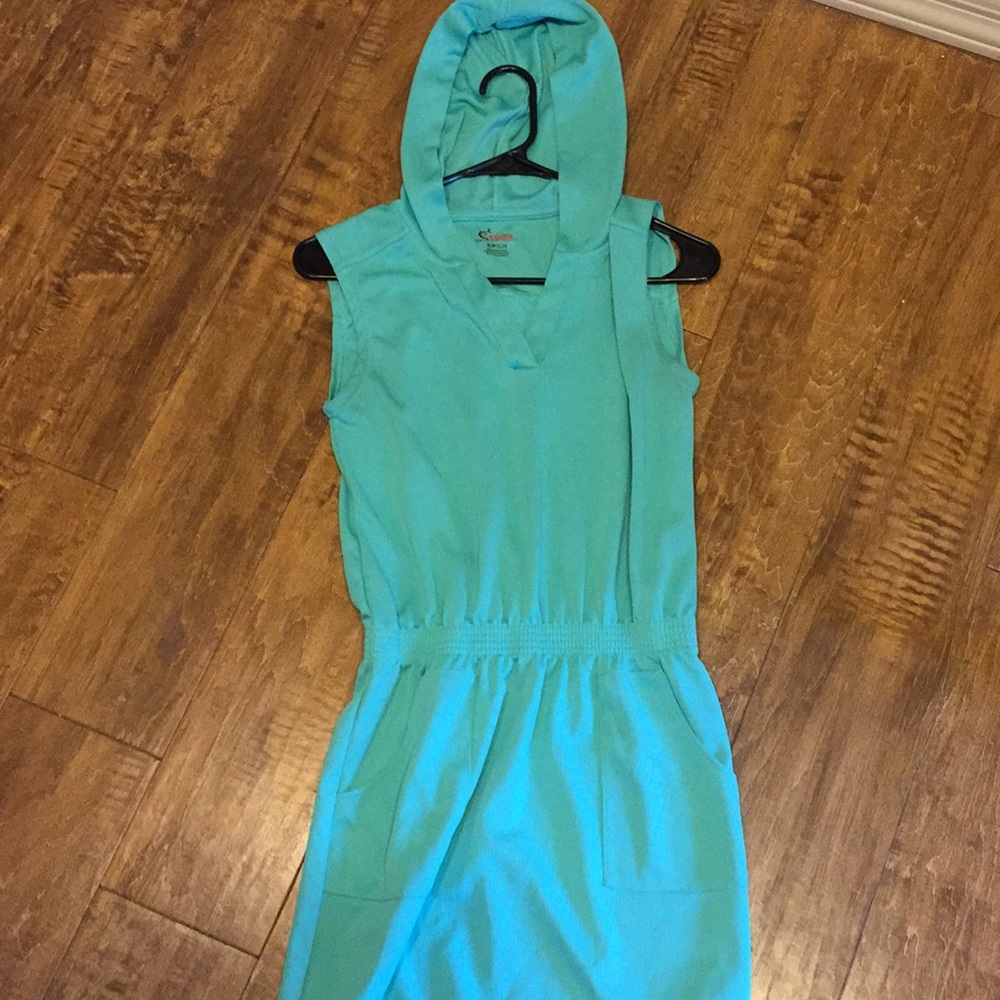 Sporty dress, with pockets and a hoody!